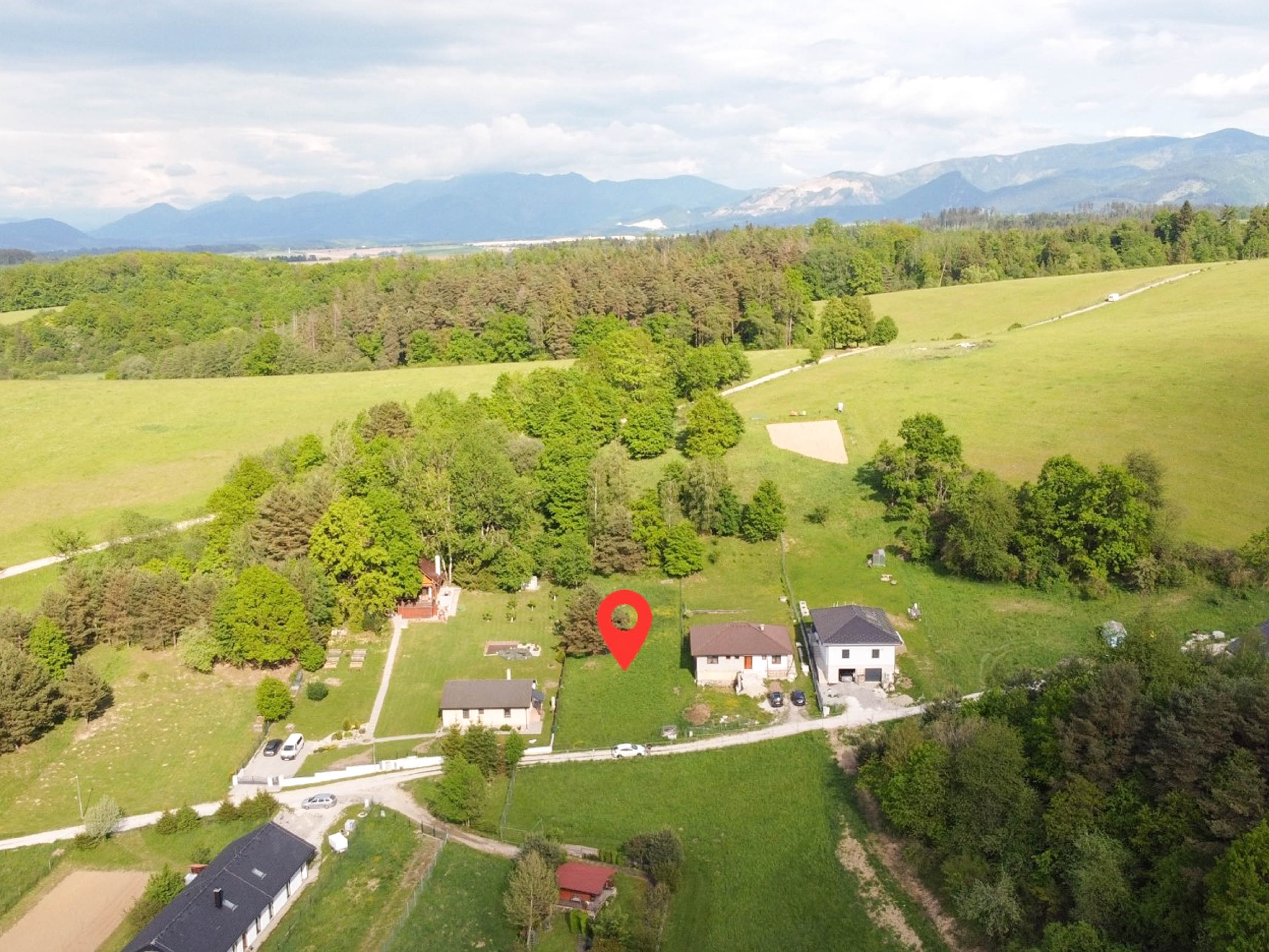 Slnečný pozemok na kraji obce Brezany ideálny pre 1 až 2 rodinné domy